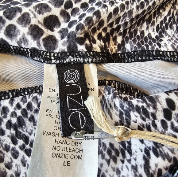 Onzie Hot Yoga Capri Size M/L Black White Snakeskin Magic Sweat Proof Activewear - Picture 3 of 7